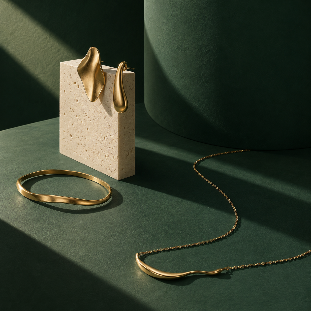 Composição editorial de brincos, colar e pulseira dourados